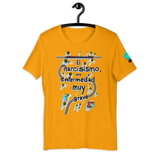 Camiseta amarilla de manga corta marca Bofetadas, colección 'Frases y Mensajes', con texto 'El Narcisismo es una Enfermedad Muy Grave' en vía de tren, tren y casas.