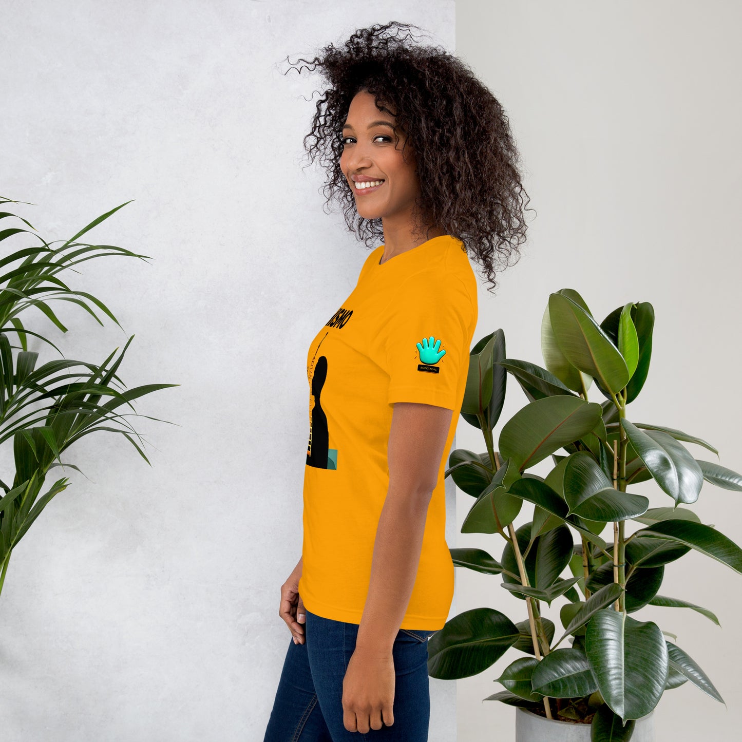 Vista lateral de camiseta amarilla de manga corta, marca Bofetadas, colección Causas Sociales sobre machismo, con el logotipo de la marca impreso en la manga.