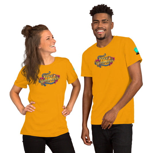 Dos modelos luciendo camiseta amarilla de manga corta marca Bofetadas, colección 'Frases y Mensajes', con texto artístico 'free yourself'.