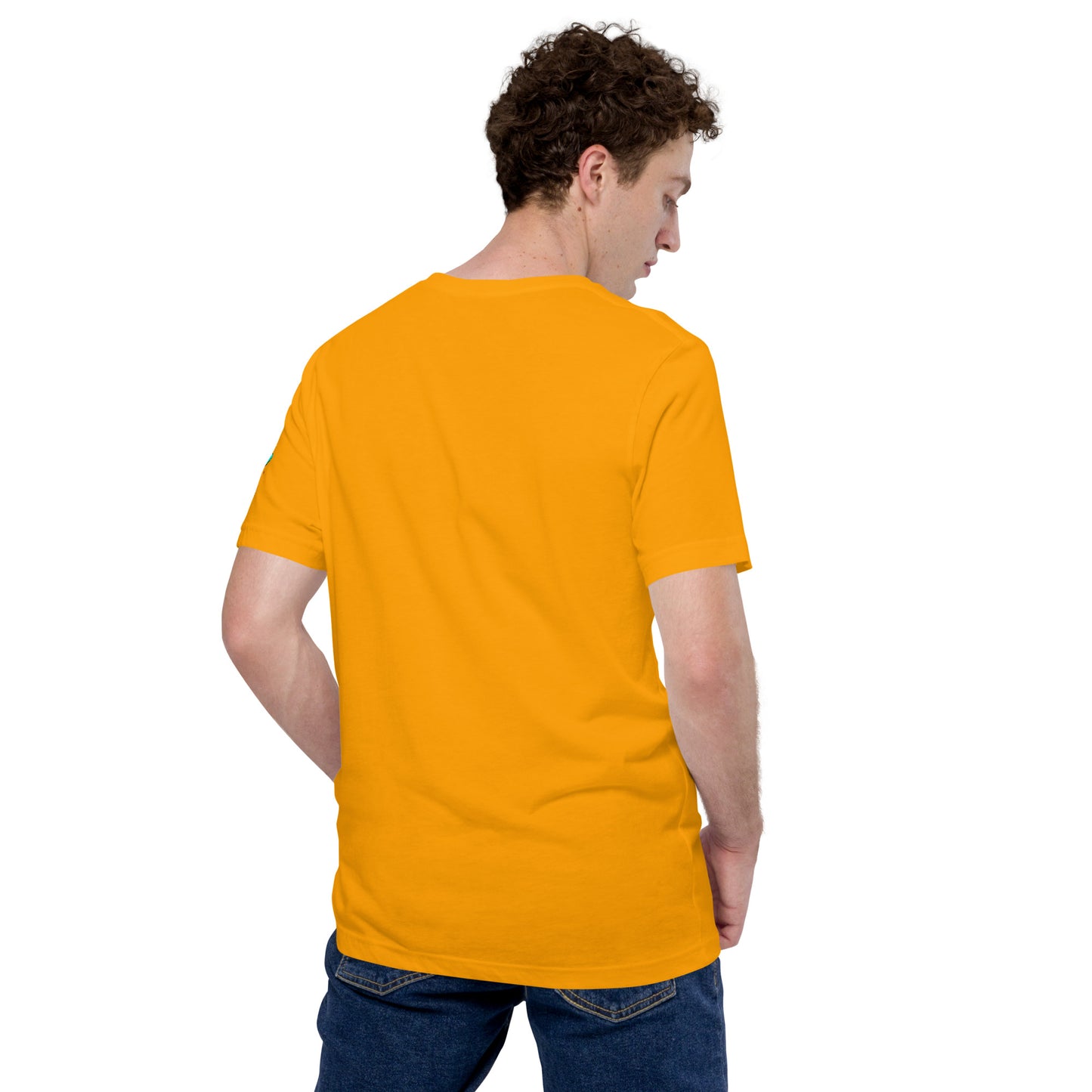 Modelo mostrando la vista trasera de camiseta amarilla de manga corta, marca Bofetadas, colección 'Amor', sin impresión.