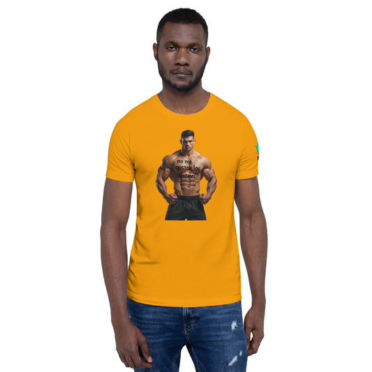 Modelo luciendo camiseta amarilla de manga corta marca Bofetadas, colección 'Frases y Mensajes', título 'Anti-abusones', con foto de culturista tatuado 'No me gustan los abusones'.