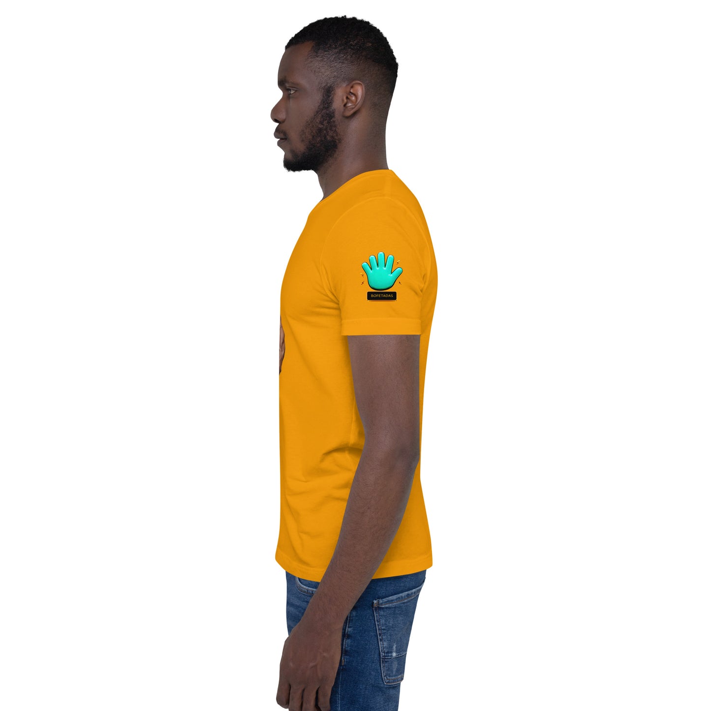 Modelo mostrando la vista lateral de camiseta amarilla de manga corta, marca Bofetadas, colección 'Frases y Mensajes', título 'Anti-abusones', con el logotipo de una mano azul en la manga.