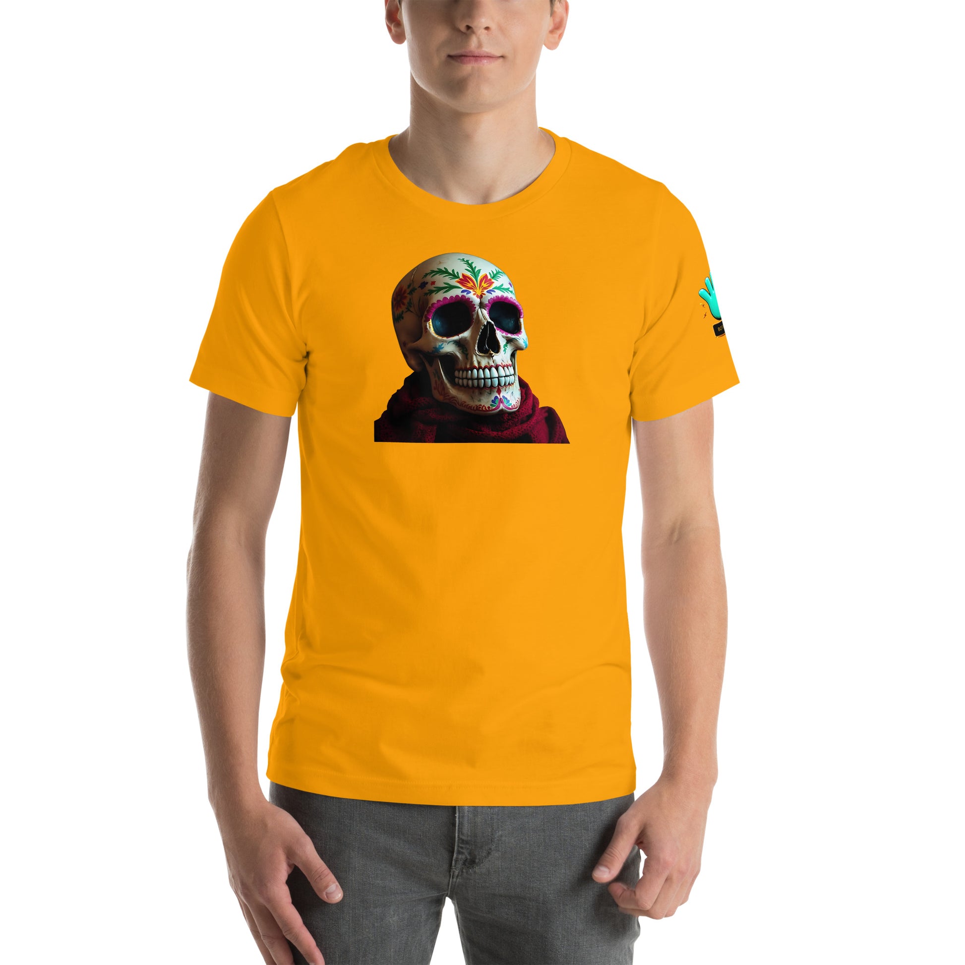 Modelo luciendo camiseta amarilla de manga corta marca Bofetadas, colección 'Calaveras', con calavera floral estilo mexicano y mantilla roja en el cuello.