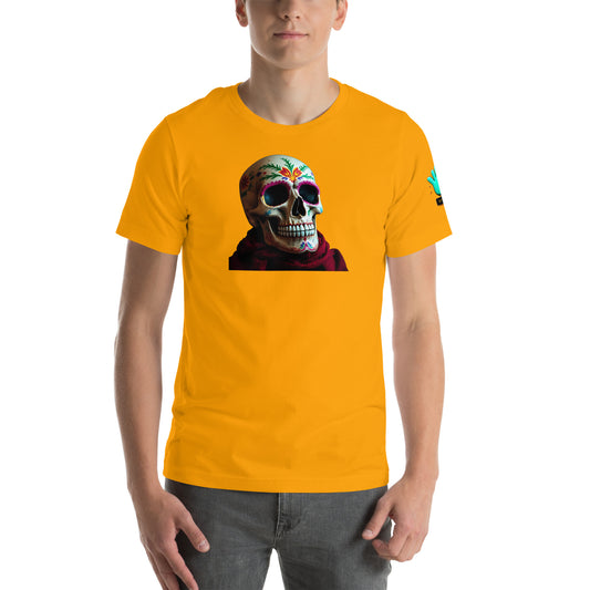 Modelo luciendo camiseta amarilla de manga corta marca Bofetadas, colección 'Calaveras', con calavera floral estilo mexicano y mantilla roja en el cuello.