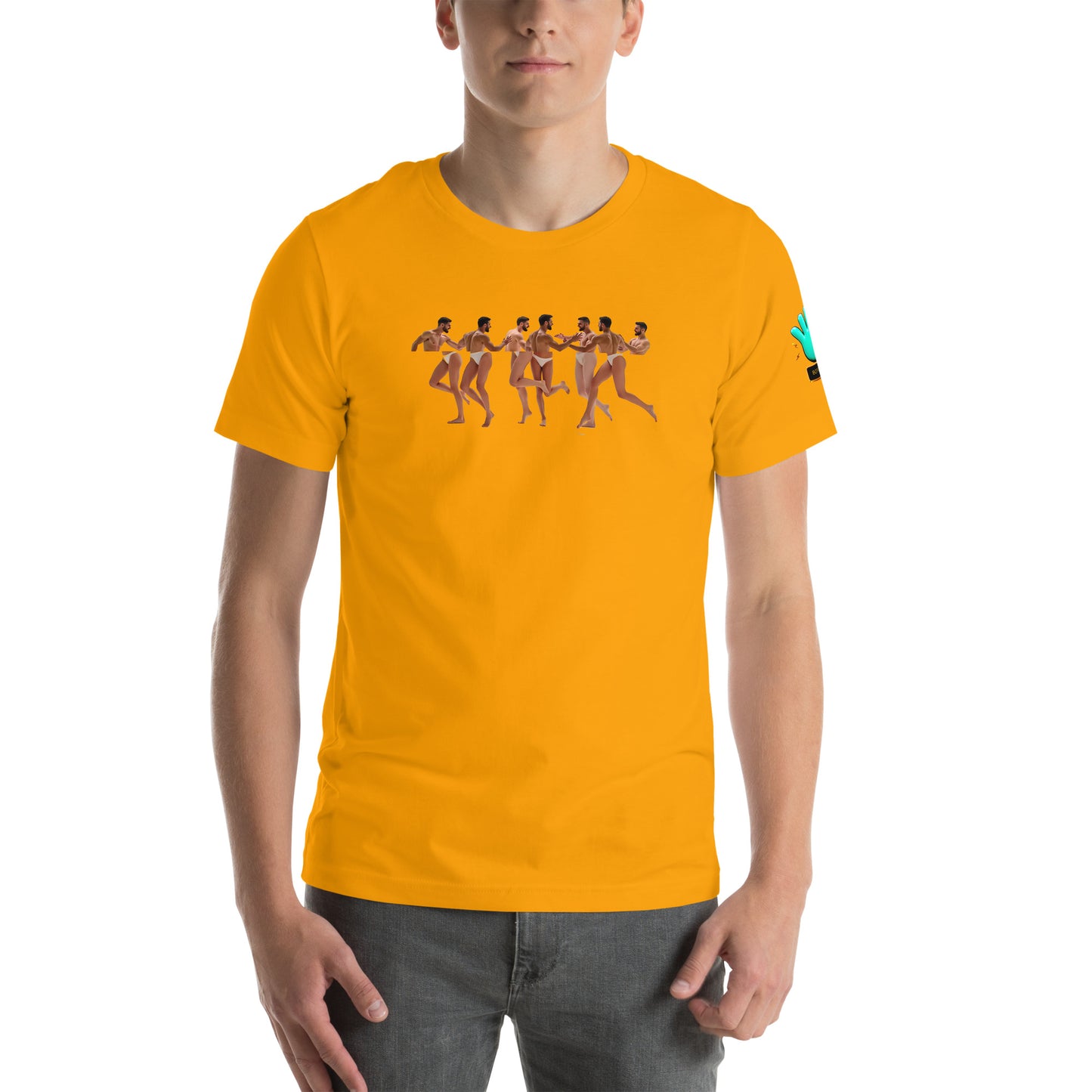 Modelo luciendo camiseta amarilla de manga corta marca Bofetadas, colección 'Causas Sociales', con impresión extravagante de mitades de cuerpos de chicos con barba y chicas unidas.