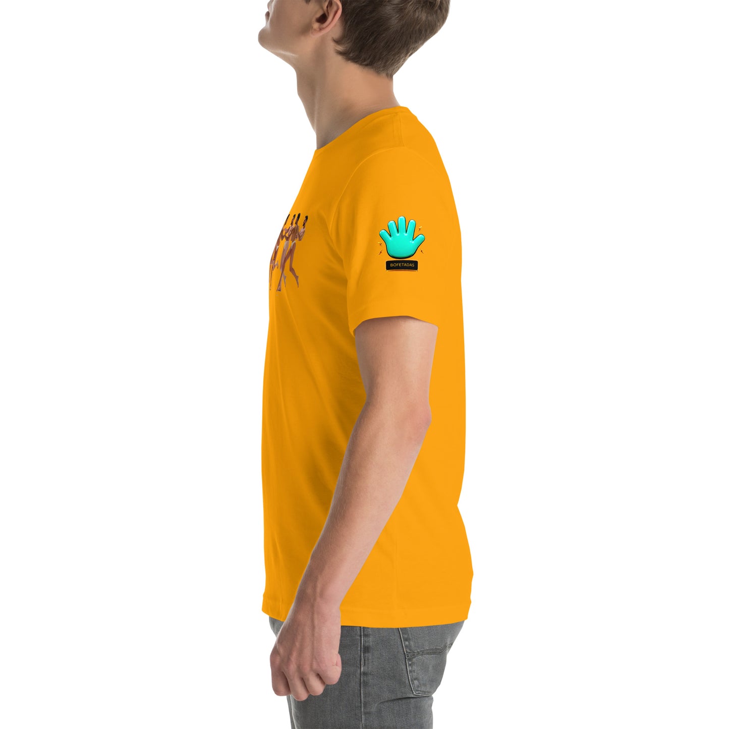Modelo mostrando la vista lateral de camiseta amarilla de manga corta, marca Bofetadas, colección 'Causas Sociales', con el logotipo de una mano azul en la manga.