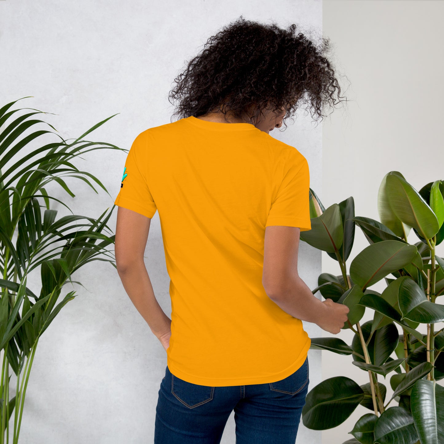 Modelo mostrando la vista trasera de camiseta amarilla de manga corta, marca Bofetadas, colección 'Actividades Extremas', sin impresión.