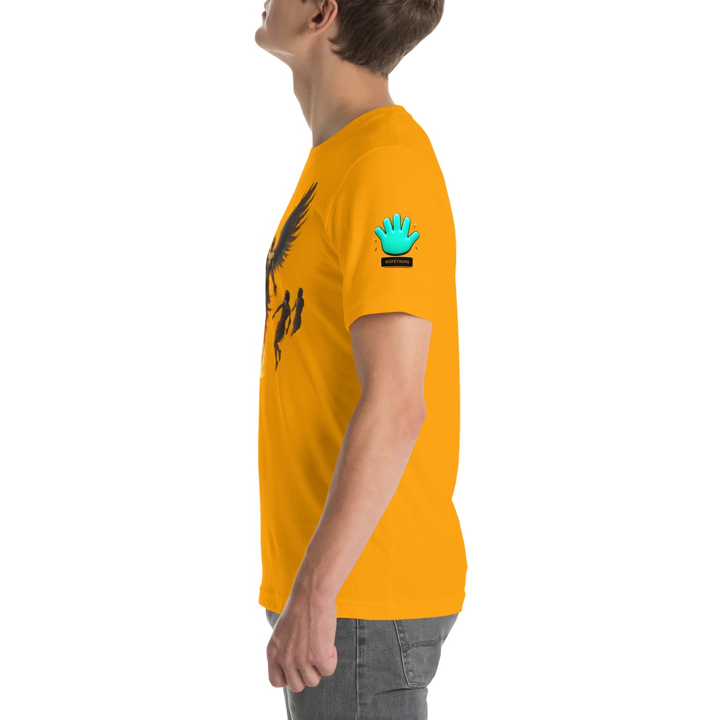 Modelo mostrando la vista lateral de camiseta amarilla de manga corta, marca Bofetadas, colección 'Fake', con el logotipo de una mano azul en la manga.