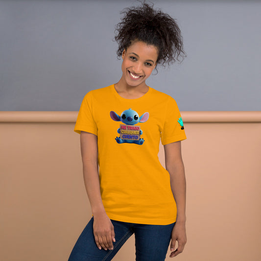 Modelo luciendo camiseta amarilla de manga corta marca Bofetadas, colección 'Frases y Mensajes', con monigote azul orejudo y cartel 'me trago cualquier cuento'.