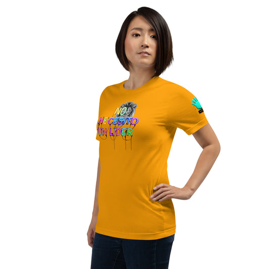 Modelo luciendo camiseta amarilla de manga corta marca Bofetadas, colección 'Frases y Mensajes', con texto neón de colores 'no necesito un líder' y retrato gris de león.