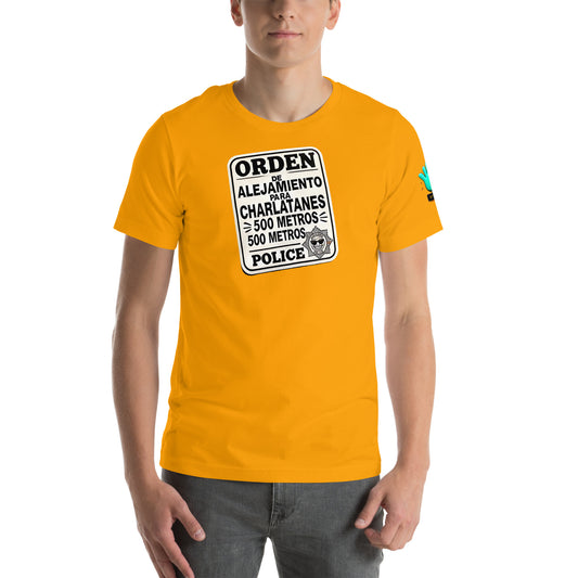 Modelo luciendo camiseta amarilla de manga corta marca Bofetadas, colección 'Frases y Mensajes', con cartel 'orden de alejamiento para charlatanes. 500 metros. POLICE'.