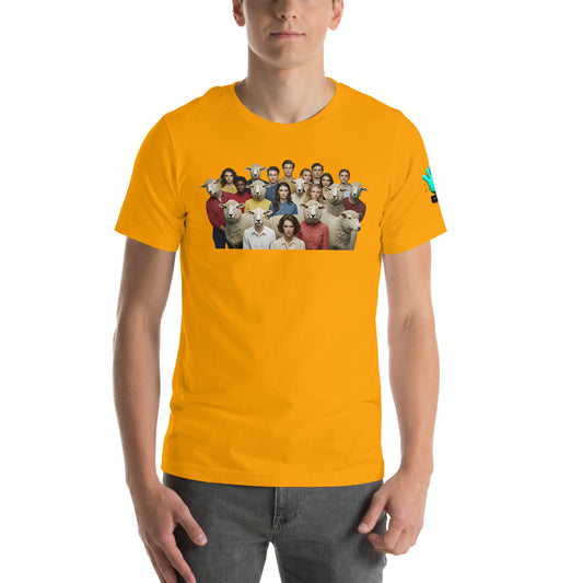 Modelo luciendo camiseta amarilla de manga corta marca Bofetadas, colección 'Irreverentes', con foto surrealista de personas, ovejas y personas con cabeza de oveja.