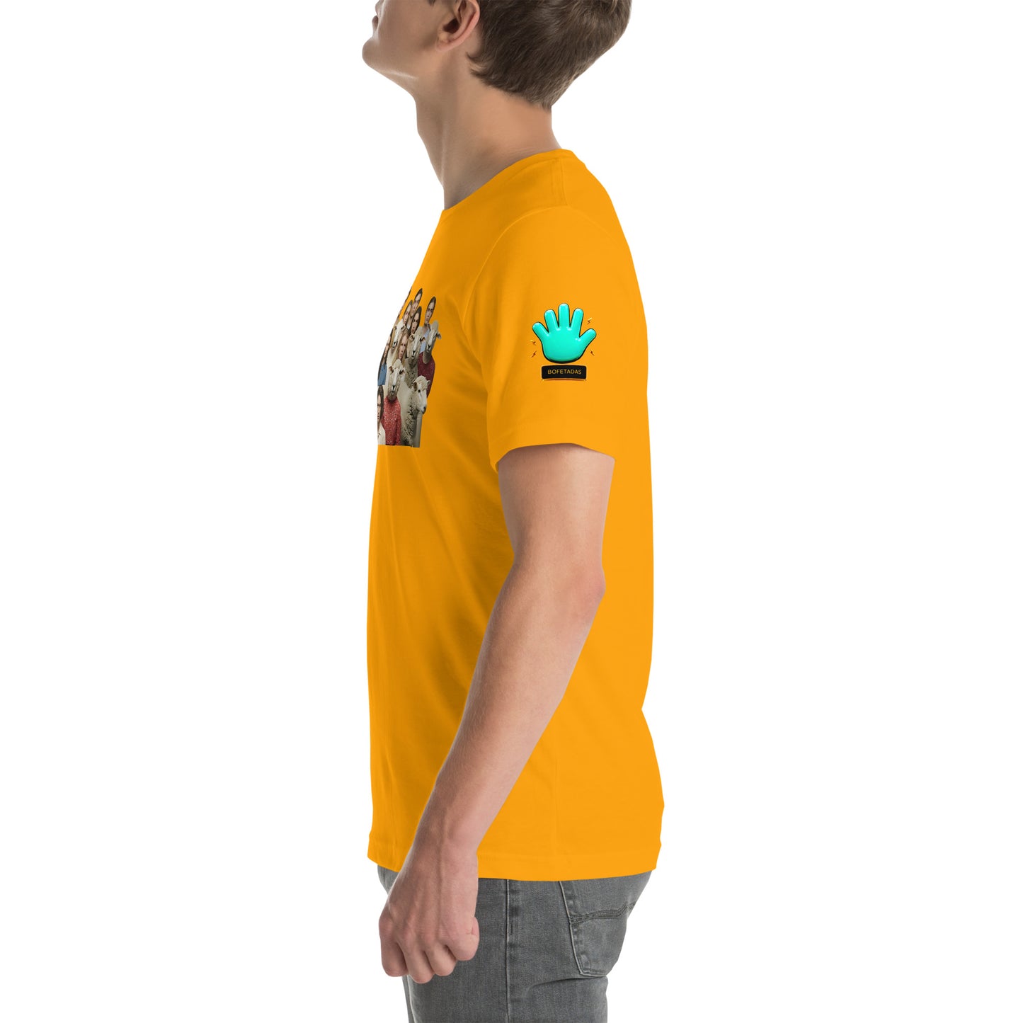 Modelo mostrando la vista lateral de camiseta amarilla de manga corta, marca Bofetadas, colección 'Irreverentes', con el logotipo de una mano azul en la manga.