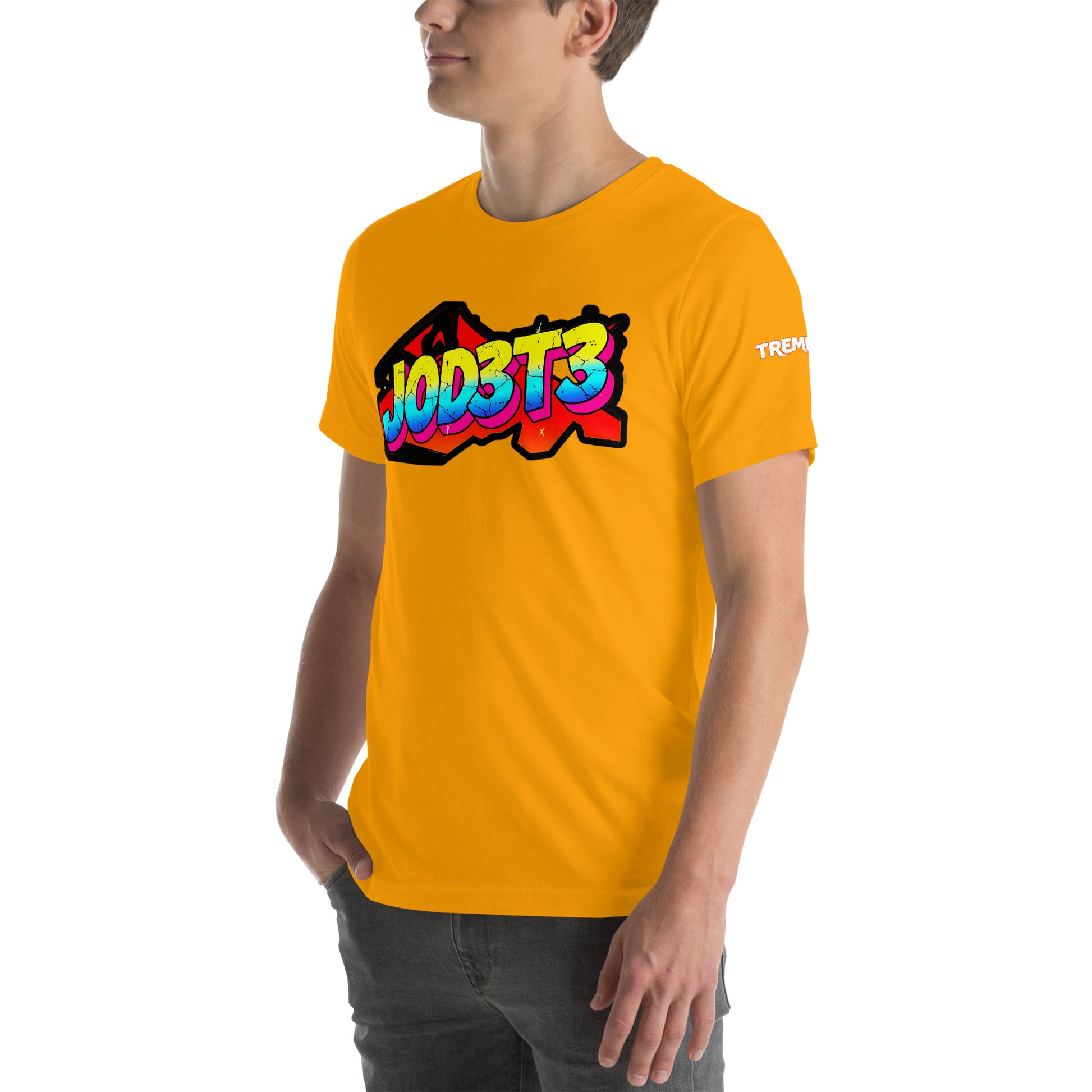 Modelo luciendo camiseta amarilla de manga corta marca Bofetadas, colección 'Irreverentes', con texto co relieve y de colores con degradado 'JOD3T3' y con marco abstracto. También la palabra TREMENDA en la manga izquierda.