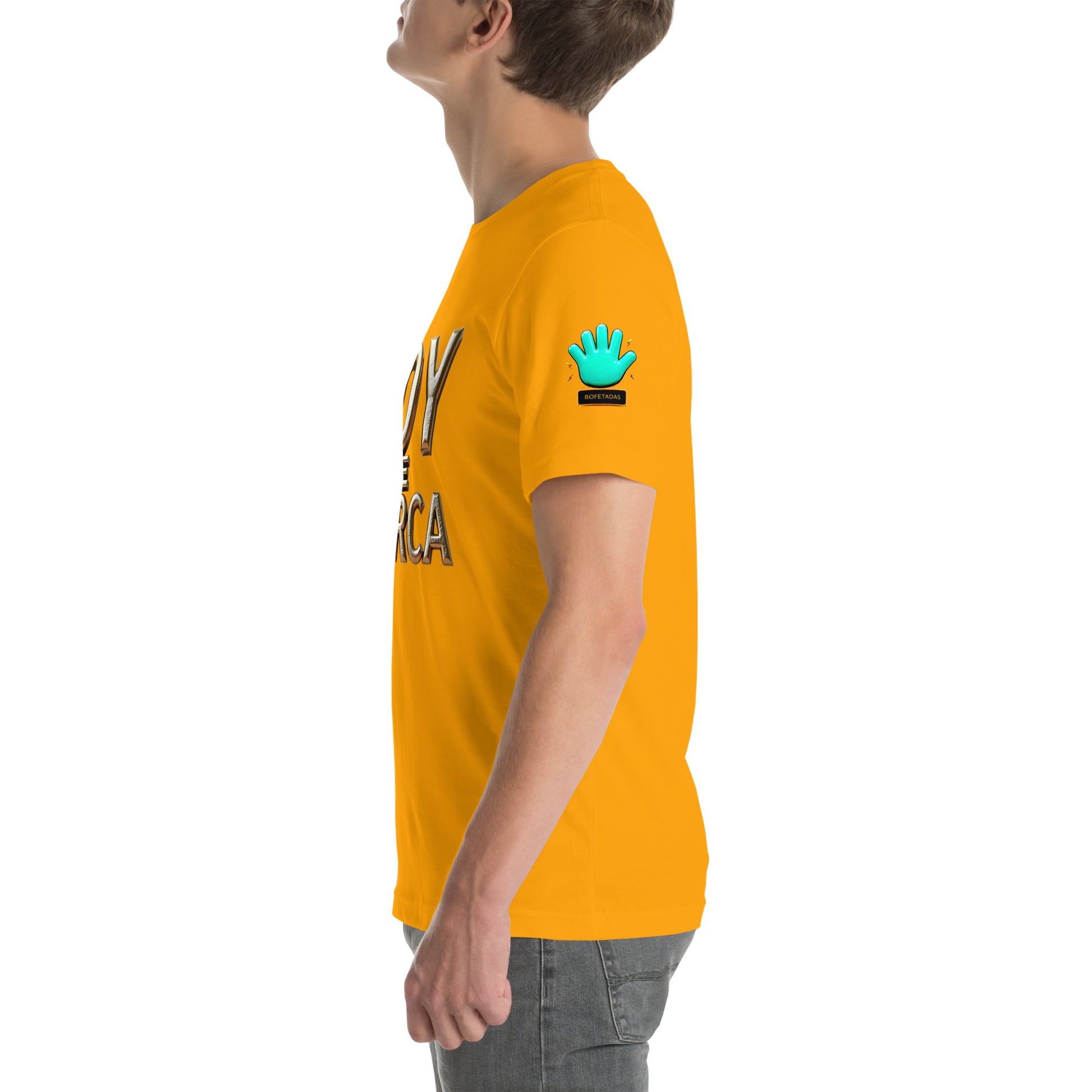 Modelo mostrando la vista lateral de camiseta amarilla de manga corta, marca Bofetadas, colección 'Marca', con el logotipo de una mano azul en la manga.