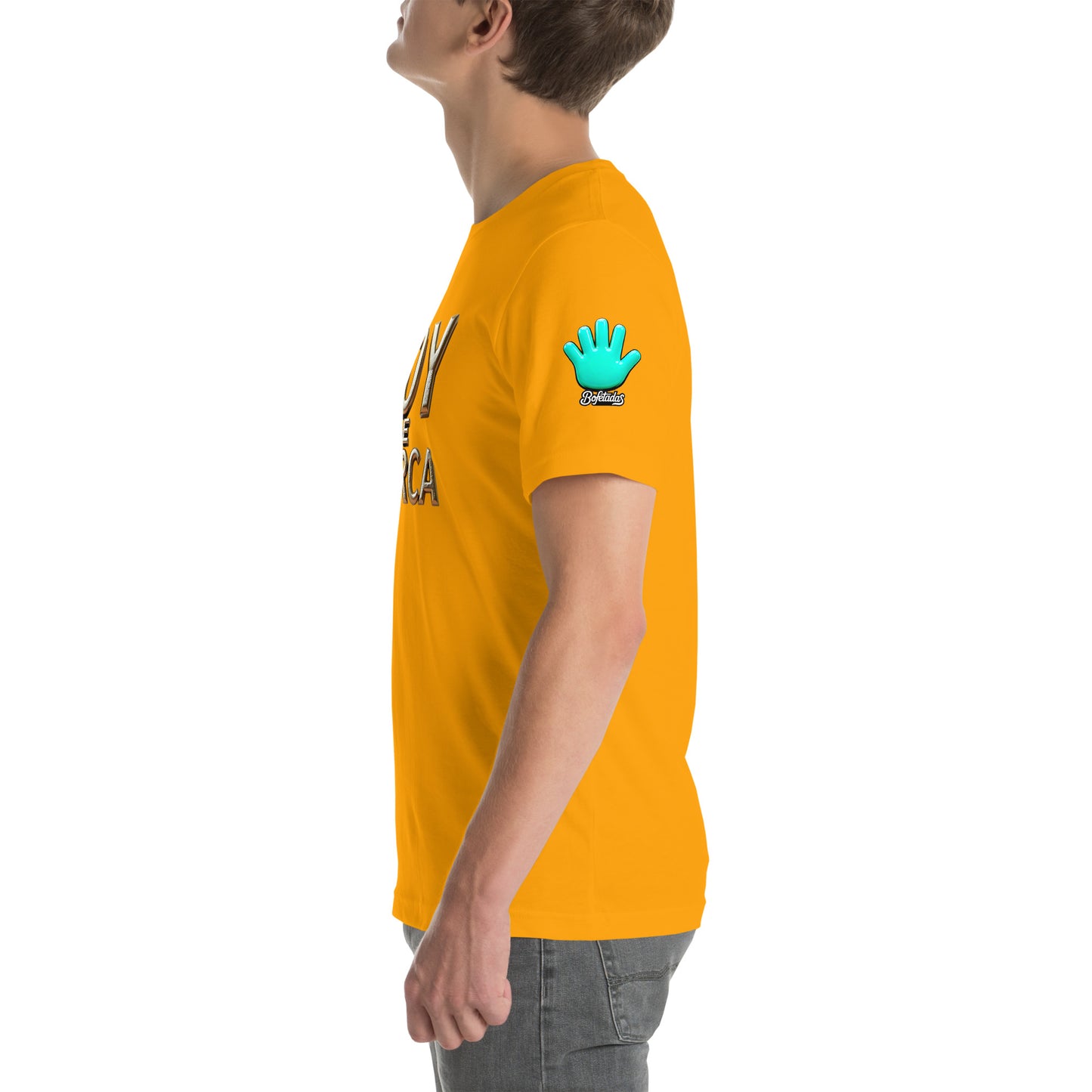 Modelo mostrando la vista lateral de camiseta amarilla de manga corta, marca Bofetadas, colección 'Marca', con el logotipo de una mano azul en la manga.