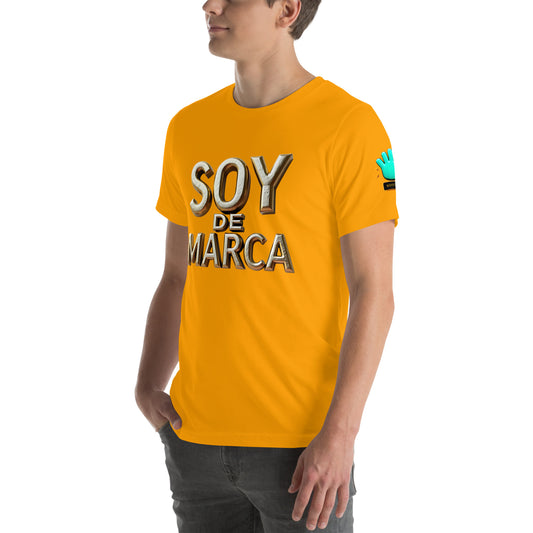 Modelo luciendo camiseta amarilla de manga corta marca Bofetadas, colección 'Marca', con texto dorado 'soy de marca'.