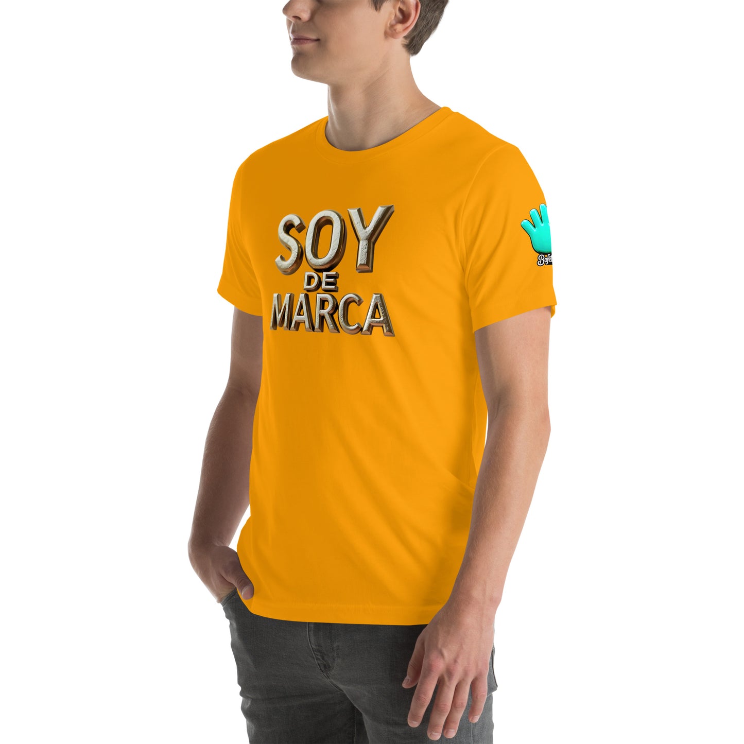 Modelo luciendo camiseta amarilla de manga corta marca Bofetadas, colección 'Marca', con texto dorado 'soy de marca'.