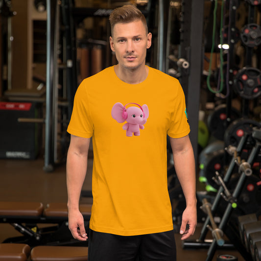 Modelo en gimnasio luciendo camiseta amarilla de manga corta marca Bofetadas, colección 'Animales', con elefante de peluche rosa con auriculares en posición humana.