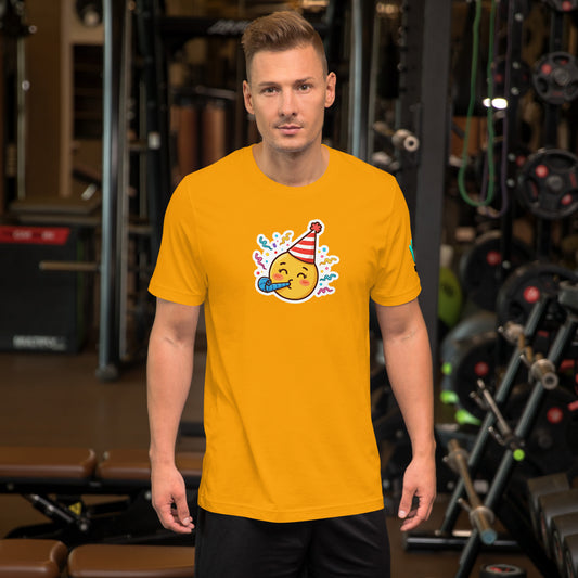 Modelo en gimnasio luciendo camiseta amarilla de manga corta marca Bofetadas, colección 'Emojis', con emoji fiestero.
