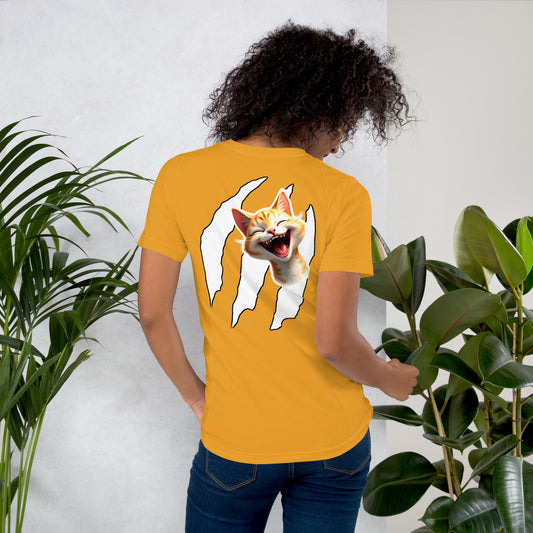 Modelo con jeans luciendo camiseta amarilla de manga corta marca Bofetadas, colección 'Animales', vista trasera, con retrato de gato antropomorfo riendo a carcajadas y un arañazo.
