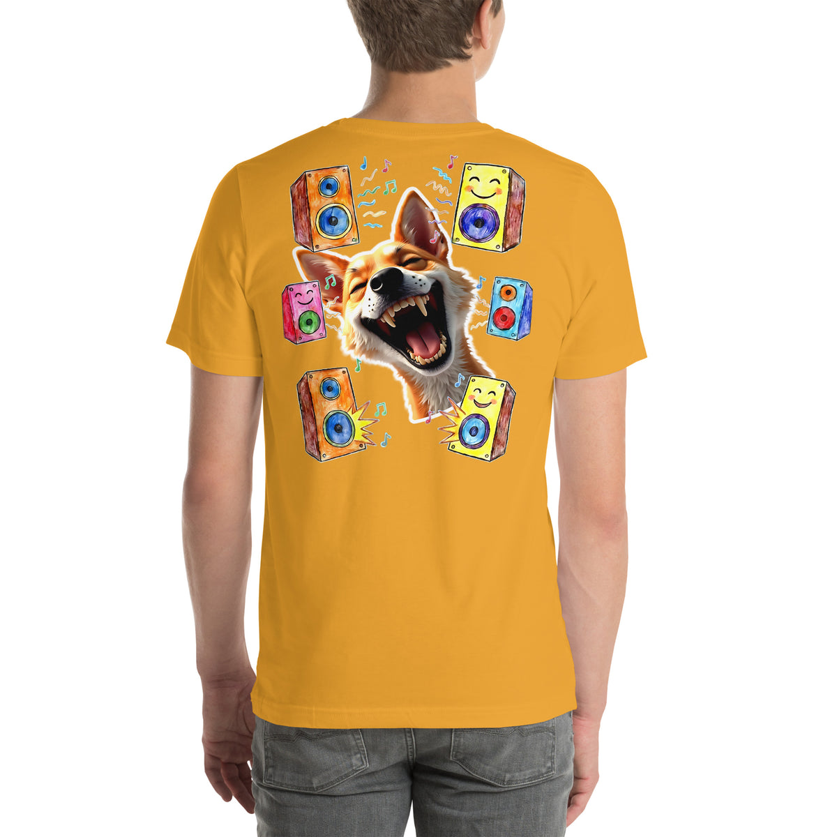 Modelo con jeans luciendo camiseta amarilla de manga corta marca Bofetadas, colección 'Animales', vista trasera, con retrato de perro antropomorfo riendo a carcajadas y orbitando a su alrededor seis altavoces de estilo infantil muy ruidosos.
