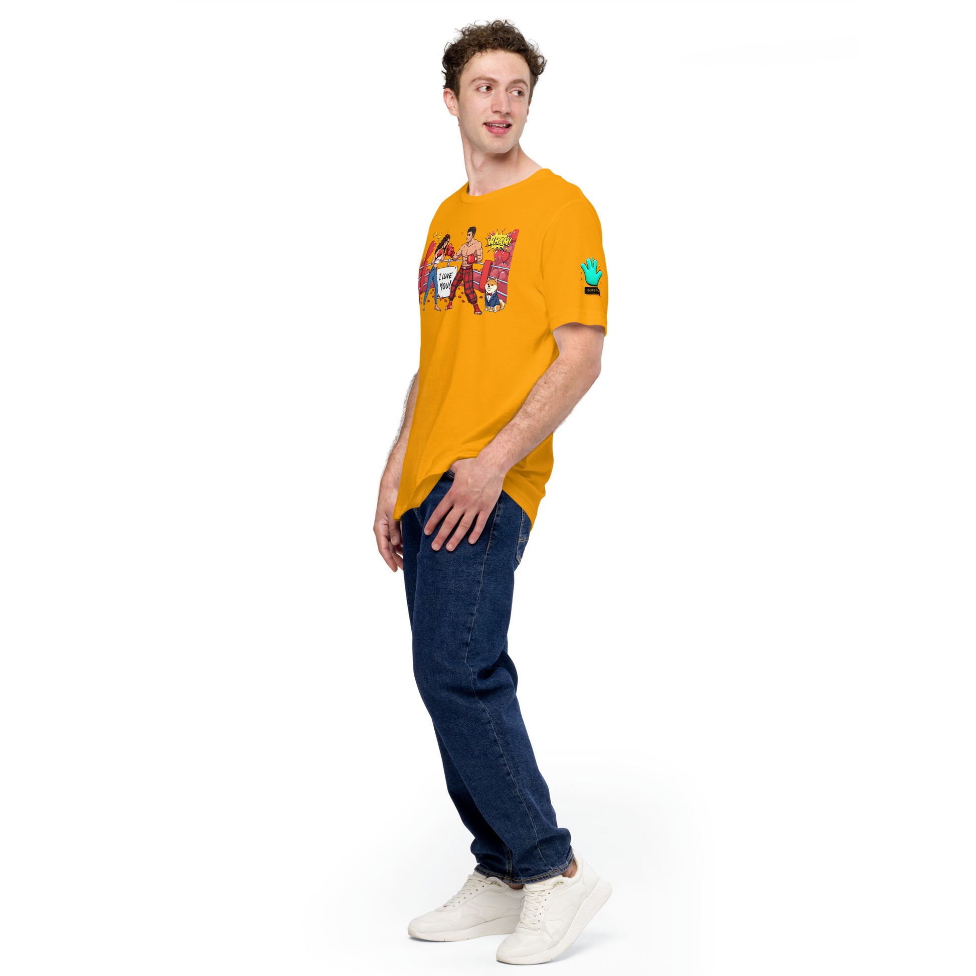 Modelo ladeado mostrando camiseta amarilla de manga corta marca Bofetadas, colección 'Amor', con logo en manga y vista parcial de pareja luchando.