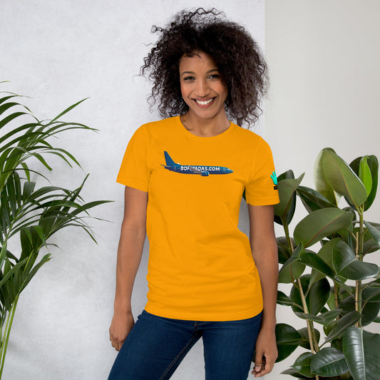 Modelo sonriente con pelo suelto y jeans luciendo camiseta amarilla de manga corta marca Bofetadas, colección 'Marca', vista frontal, con avión azul y texto impreso en el fuselaje 'bofetadas.com'.