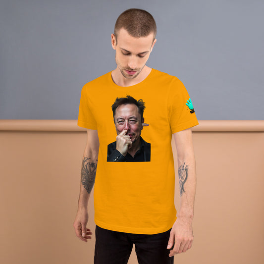 Modelo tatuado luciendo camiseta amarilla de manga corta marca Bofetadas, colección 'Celebrities', con retrato surrealista de Elon Musk urgándose la nariz con dedo saliendo por oreja.