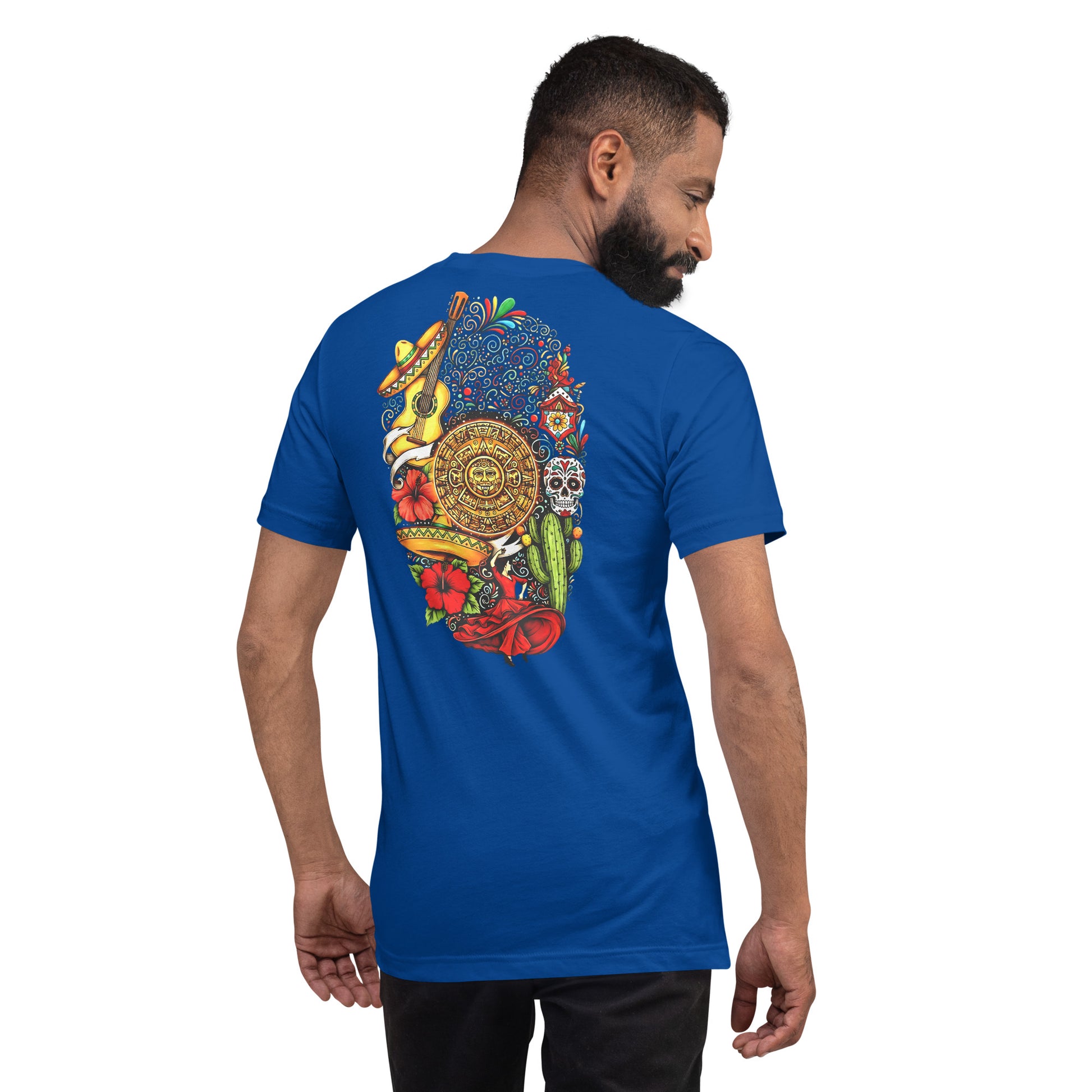 Vista trasera de camiseta azul de la colección Pop, con la ilustración vibrante y colorida sobre fondo negro, dispuesta en forma ovalada o de huevo, que presenta diversos elementos asociados con la cultura y el arte mexicanos. El elemento central es una representación en marrón dorado de la Piedra del Sol Azteca, con gran detalle en su cara central y las intrincadas tallas que la rodean.