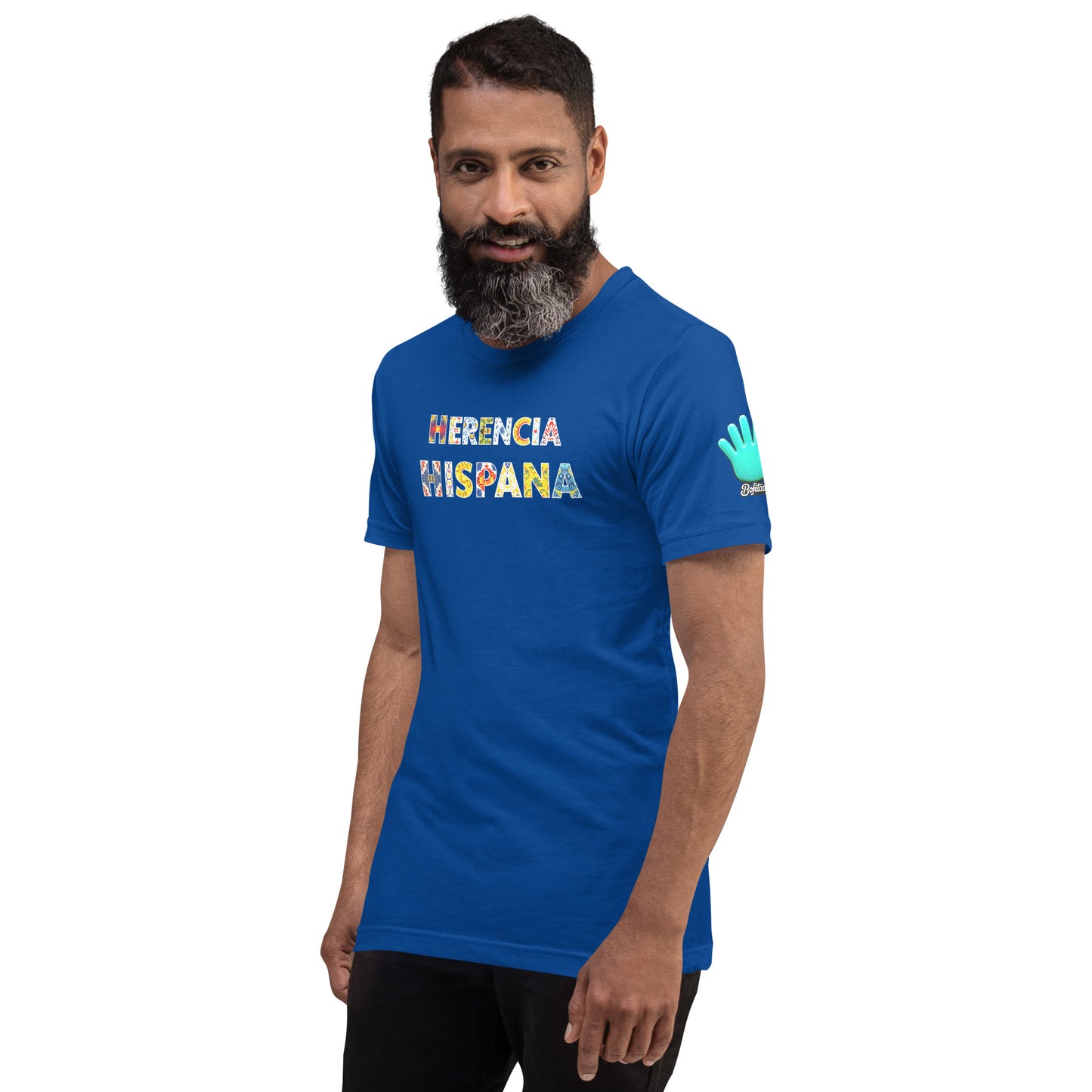 Vista ladeada de camiseta azul de manga corta, marca Bofetadas, colección Pop, con el texto decorado "Herencia hispana" y  con el logotipo de la marca impreso en la manga. La luce un modelo on barba.