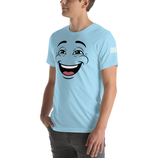 Un modelo muestra una vista frontal ladeada de la camiseta azul claro de Bofetadas de la colección Emo con la impresión en el pecho de una expresión de gusto. En la manga izquierda con una tipografía redondeada con enormes letras retro personalizadas con curvas psicodélicas onduladas el texto Ilegales.
