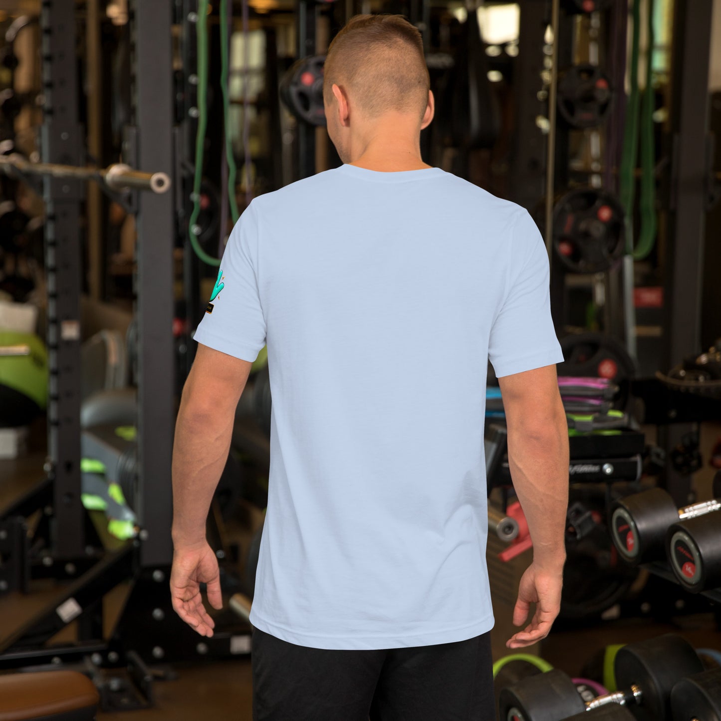 Modelo en gimnasio mostrando la vista trasera de camiseta azul claro de manga corta, marca Bofetadas, colección 'Frases y Mensajes', sin impresión.