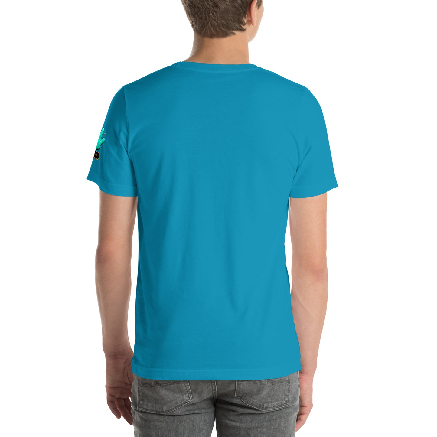 Modelo mostrando la vista trasera de camiseta azul eléctrico de manga corta, marca Bofetadas, colección 'Frases y Mensajes', sin impresión.