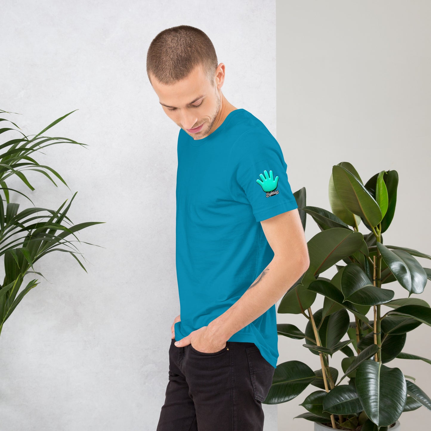Modelo mostrando la vista lateral de camiseta azul eléctrico de manga corta, marca Bofetadas, colección 'Frases y Mensajes', con el logotipo de una mano azul en la manga.