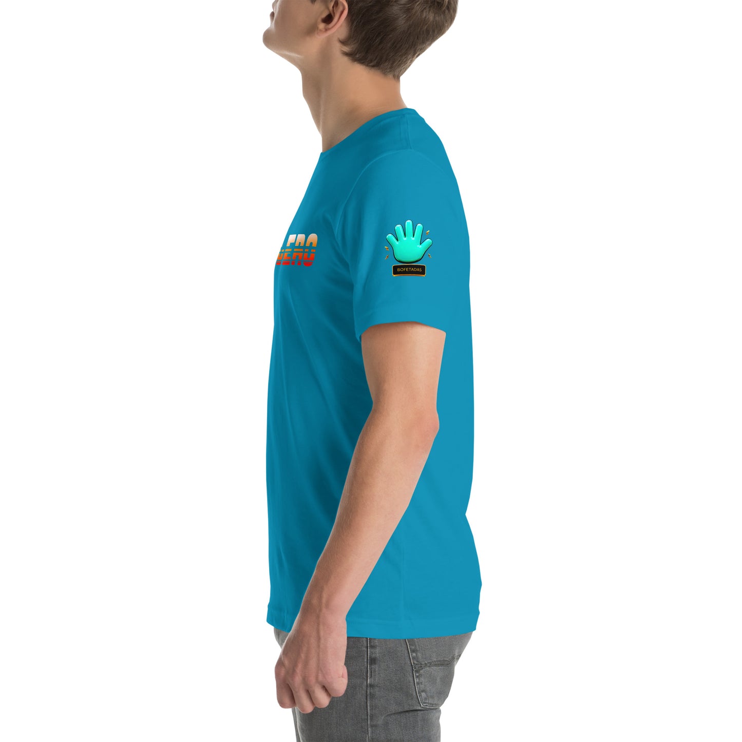 Modelo mostrando la vista lateral de camiseta azul eléctrico de manga corta, marca Bofetadas, colección 'Frases y Mensajes', con el logotipo de una mano azul en la manga.