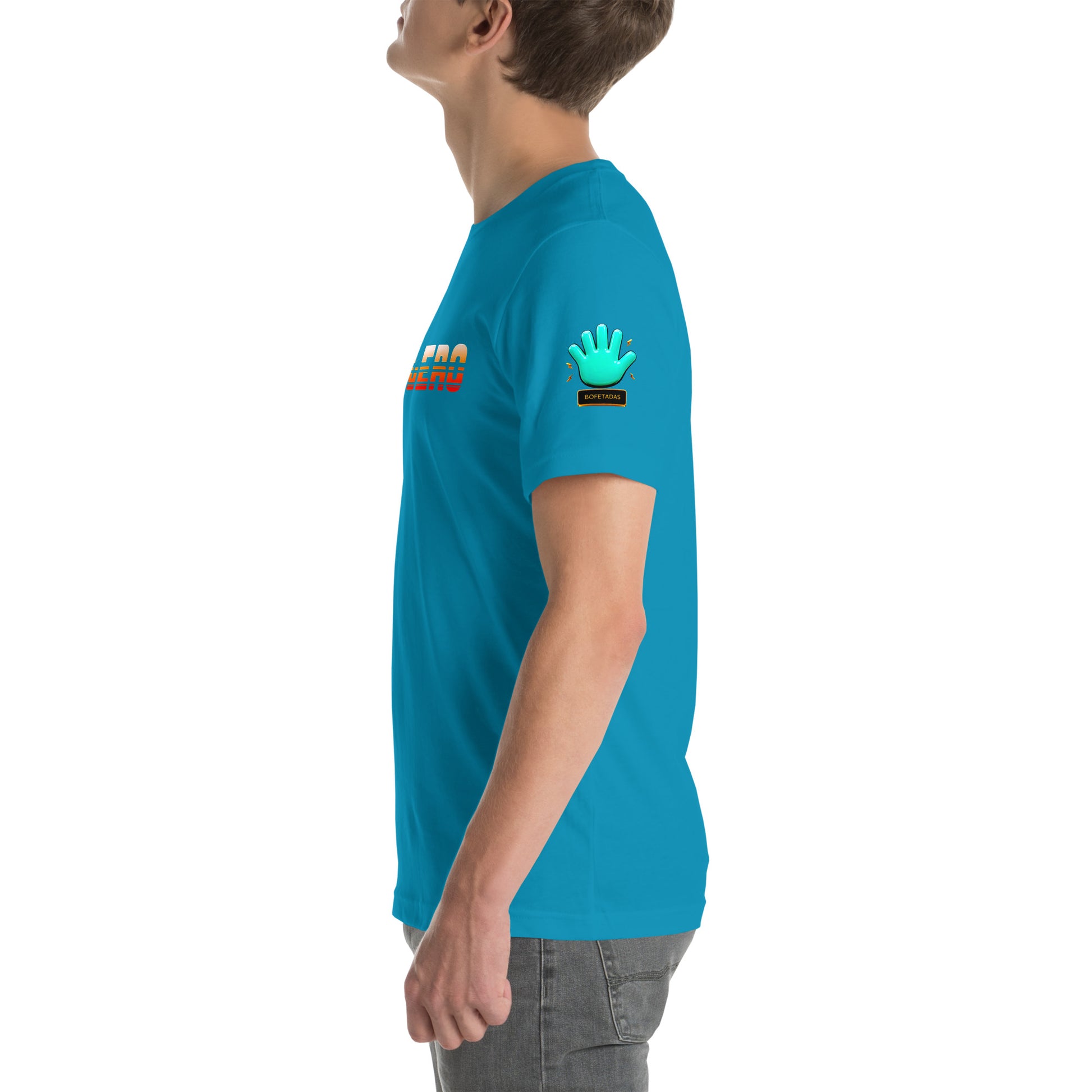 Modelo mostrando la vista lateral de camiseta azul eléctrico de manga corta, marca Bofetadas, colección 'Frases y Mensajes', con el logotipo de una mano azul en la manga.