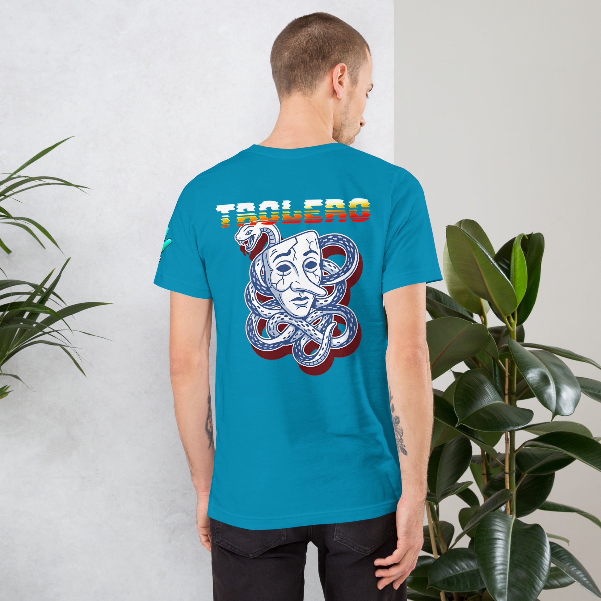 Modelo luciendo camiseta azul eléctrico de manga corta marca Bofetadas, colección 'Frases y Mensajes', vista trasera, con texto decorativo 'Trolero' y un dibujo en azul de una mascara y una serpiente enrollada.