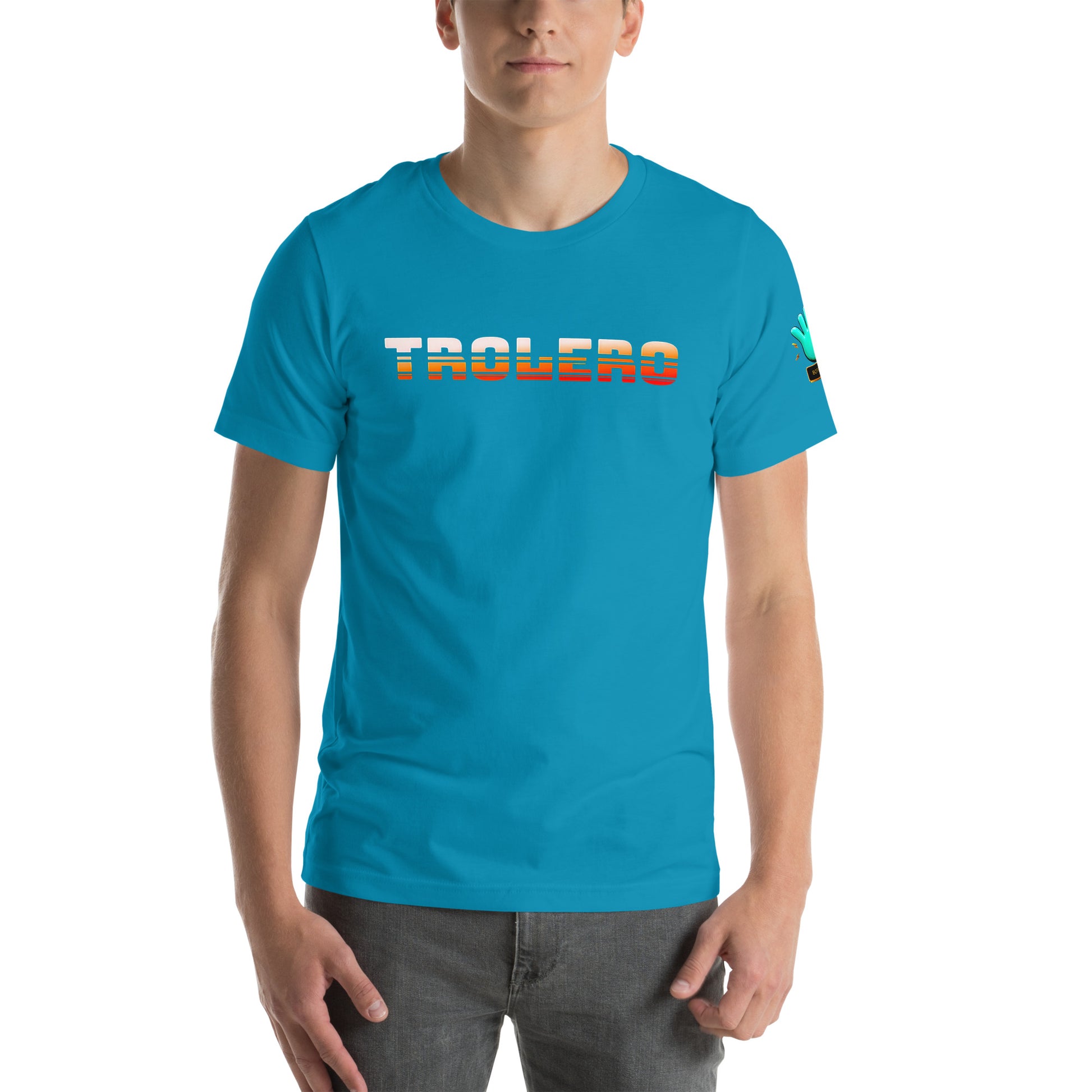 Modelo luciendo camiseta azul eléctrico de manga corta marca Bofetadas, colección 'Frases y Mensajes', vista frontal, con texto decorativo 'Trolero'.