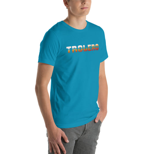 Modelo luciendo camiseta azul eléctrico de manga corta marca Bofetadas, colección 'Frases y Mensajes', vista frontal, con texto decorativo 'Trolero'.