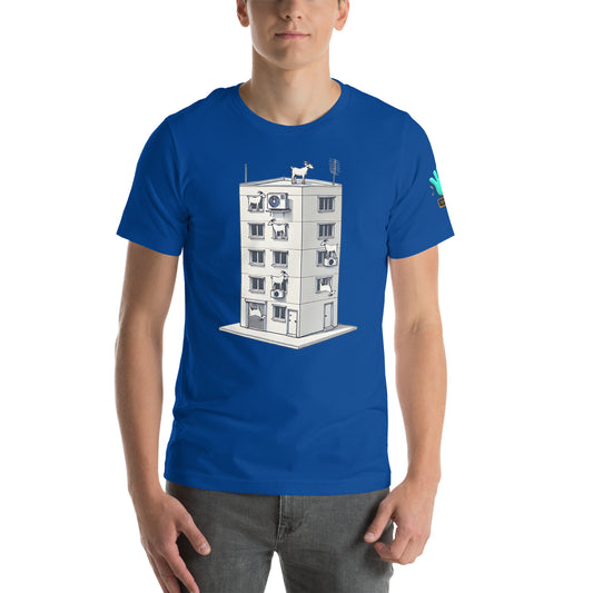 Modelo luciendo camiseta azul de manga corta marca Bofetadas, colección Animales, con impresión de edificio blanco con cabras en ventanas.