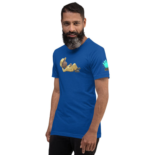 Modelo con barba luciendo camiseta azul de manga corta marca Bofetadas, colección 'Pop', vista frontal ladeada, con chico de plástico en oro y logo de la mano azul en manga.