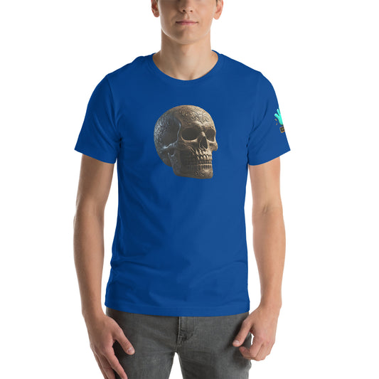 Modelo luciendo camiseta azul de manga corta marca Bofetadas, colección 'Calaveras', con foto de calavera con grabados rococó.