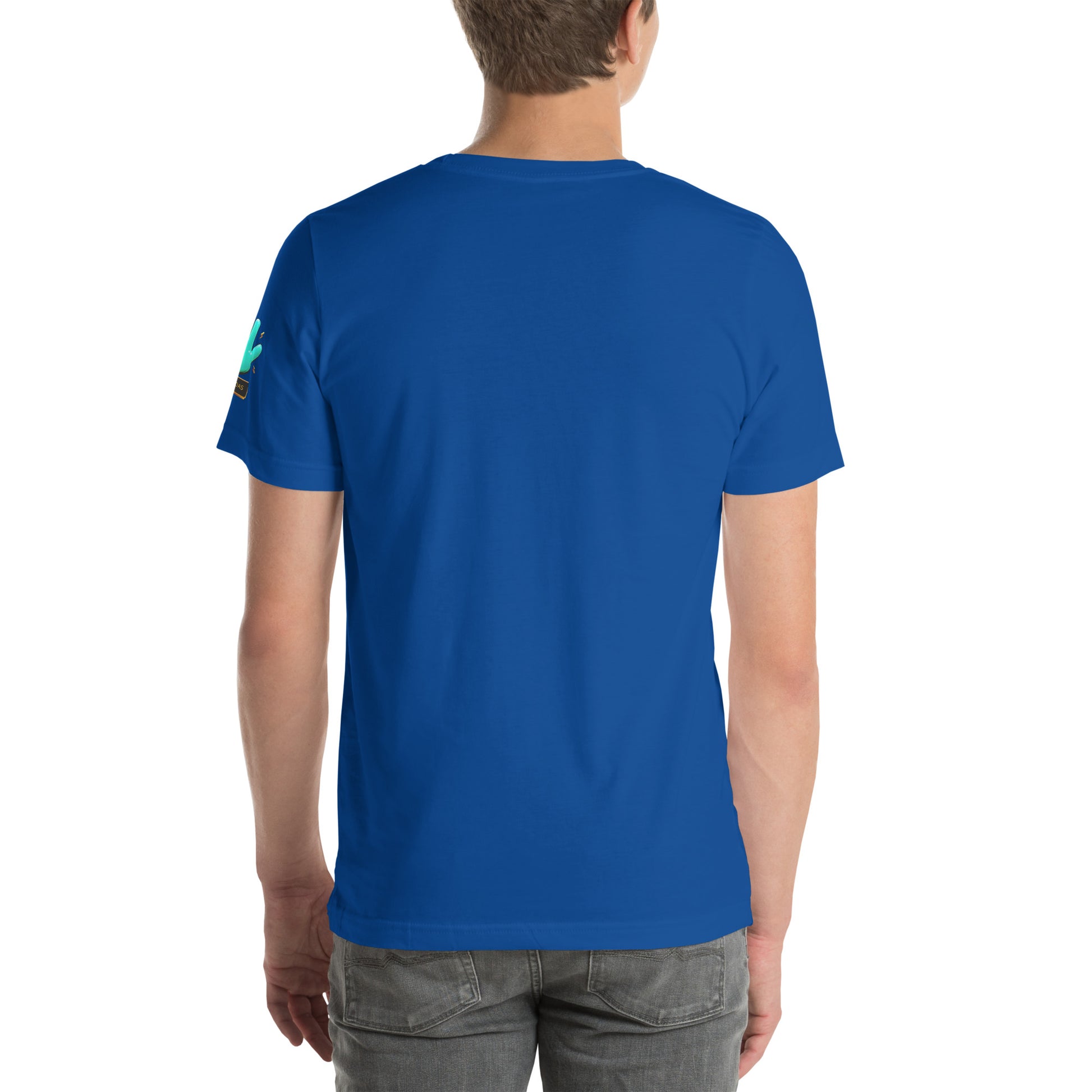 Modelo mostrando la vista trasera de camiseta azul de manga corta, marca Bofetadas, colección 'Calaveras', sin impresión.