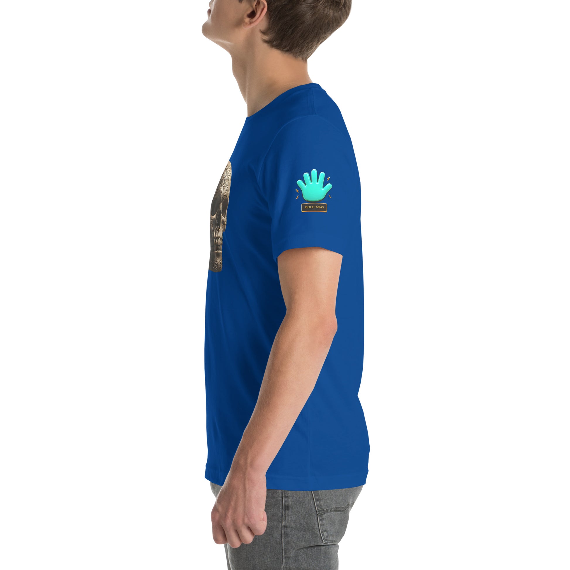 Modelo mostrando la vista lateral de camiseta azul de manga corta, marca Bofetadas, colección 'Calaveras', con el logotipo de una mano azul en la manga.