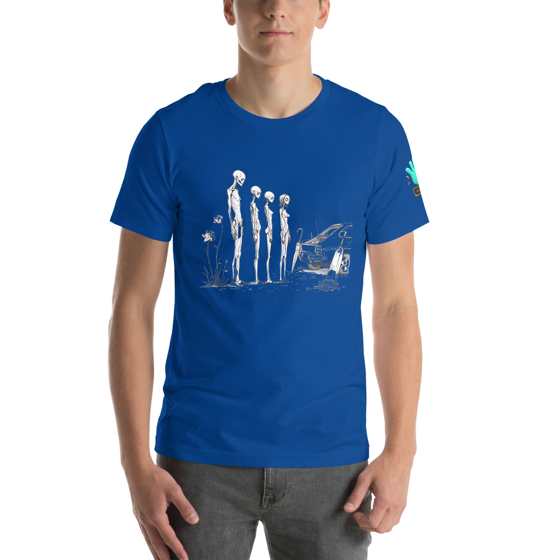 Modelo luciendo camiseta azul de manga corta marca Bofetadas, colección 'Causas Sociales', con cuatro figuras esqueléticas en cola en entorno tétrico con flores y chatarra. Ilustración en tinta blanca.