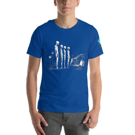 Modelo luciendo camiseta azul de manga corta marca Bofetadas, colección 'Causas Sociales', con cuatro figuras esqueléticas en cola en entorno tétrico con flores y chatarra. Ilustración en tinta blanca.