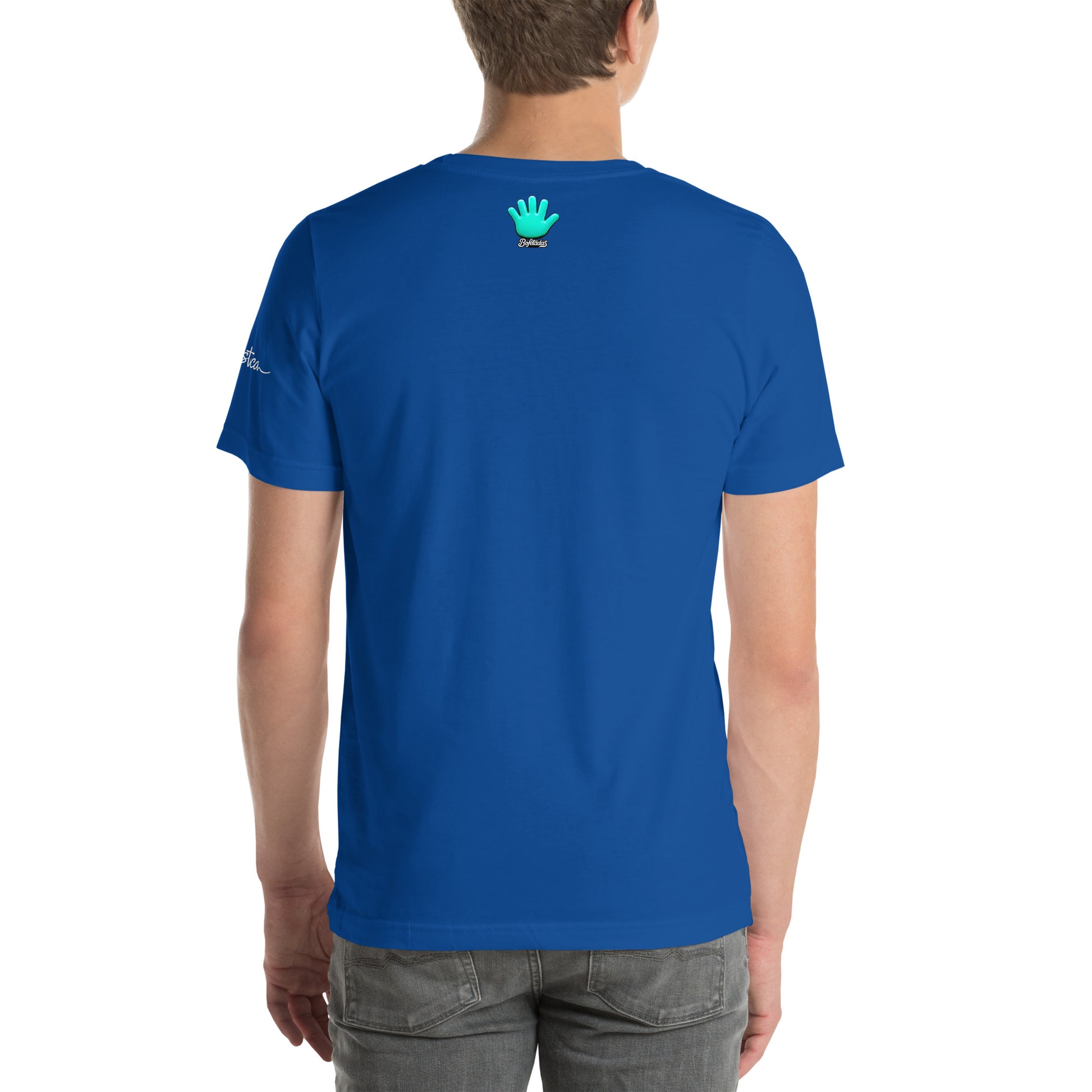 Modelo vistiendo camiseta para hombre o mujer, color azul, manga corta, vista trasera, con el logo de la mano azul, marca Bofetadas.
