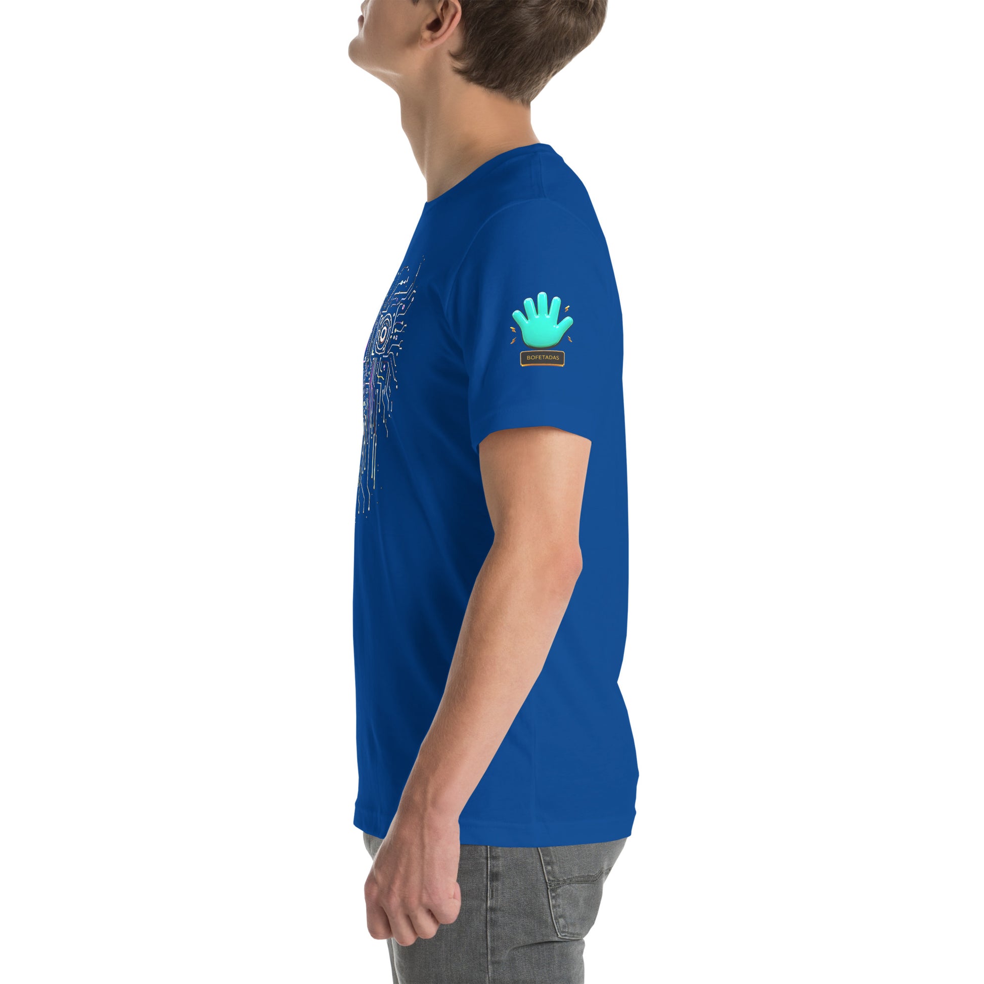 Modelo vistiendo camiseta para hombre o mujer, color azul, manga corta, vista lateral, con diseño de circuito integrado con rasgos faciales y el logo de la mano azul, marca Bofetadas.