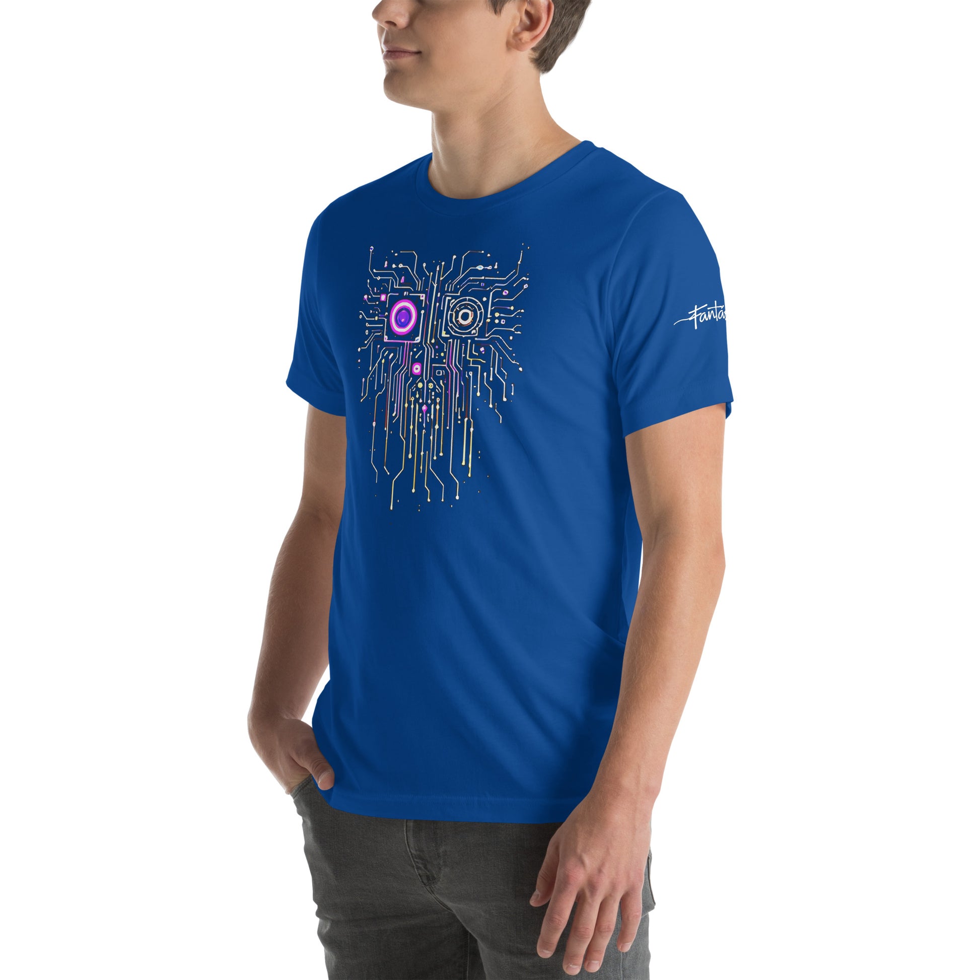Modelo luciendo camiseta azul de manga corta marca Bofetadas, con impresión de circuito integrado con forma de cara humana en el frente y la palabra Fantástica en la manga izquierda.